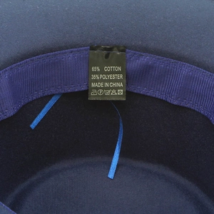 Détail de l'intérieur du chapeau en feutre bleu marine avec étiquette en coton et ruban ajustable
