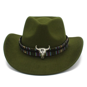 Chapeau de cowboy vert foncé avec ruban ethnique et boucle de crâne de taureau argent