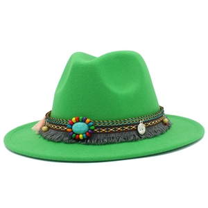 Détail d'un chapeau de cowboy vert avec glands bohèmes, pierres turquoise et perles