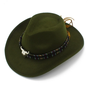 Détail du chapeau de cow-boy vert foncé avec boucle de taureau et bande tressée ethnique