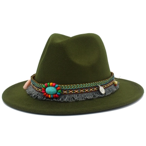 Détail d'un chapeau en feutre vert olive avec bande ethnique, turquoise et pendentifs