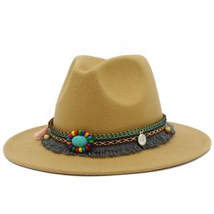 Détail d'un chapeau fedora en feutre kaki avec pierre turquoise et bandeau bohème