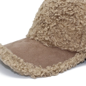 Detail der warmen Kamelwoll-Baseballkappe mit flauschigem Fleece und Wildlederimitat-Schirm