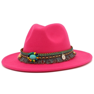 Détail d'un chapeau fedora en laine rose avec ruban bohème perlé et pierre turquoise