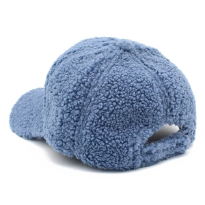 Detail der blauen Lammwoll-Baseballkappe mit flauschiger Textur und hochwertigen Nähten