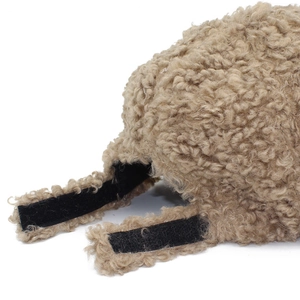 Detail der khakifarbenen Teddy-Wollmütze mit verstellbarem Klettverschluss am Hinterkopf
