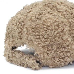 Rückansicht der khakifarbenen Fleece-Baseballkappe aus warmem Teddy-Stoff mit Verschluss