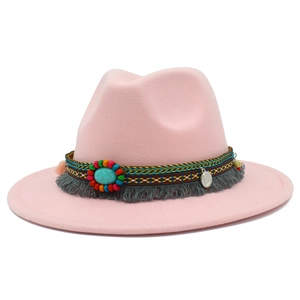 Détail du fedora rose avec bande perlée ethnique, pierre turquoise et pompon