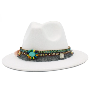 Détail du chapeau en feutre blanc avec pierre turquoise et ruban tissé bohème coloré