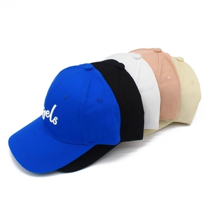 Broderie détaillée sur casquettes de baseball colorées à six panneaux en divers styles
