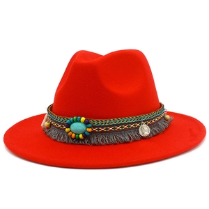 Chapeau Fedora rouge à large bord avec perles turquoise et franges style bohème