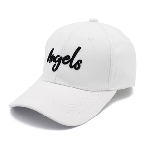 Gros plan détaillé sur la broderie Angels noire d'une casquette de baseball blanche en coton