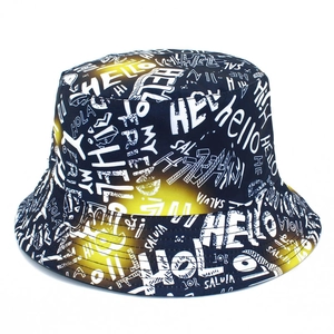 Λεπτομέρεια από καπέλο bucket street style με τύπωμα γκράφιτι Hello και κίτρινα γραφικά
