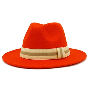 Clásico sombrero fedora de fieltro de lana naranja con elegante banda decorativa a rayas