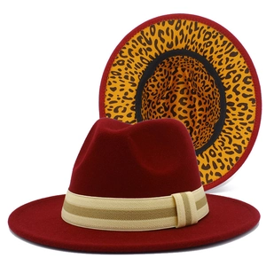 Detalle de sombrero fedora burdeos con forro de leopardo y banda de rayas en el ala ancha
