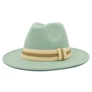 Primer plano de sombrero fedora de lana verde menta con una elegante banda tejida a rayas