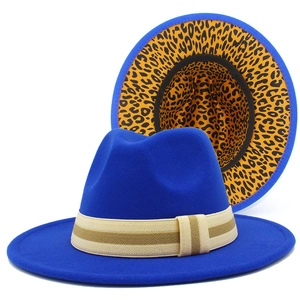 Detalle de sombrero de lana azul real con banda tejida y forro con estampado de leopardo