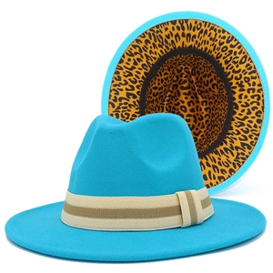 Detalle del sombrero fedora verde con ala interior de leopardo y banda decorativa