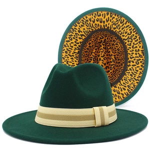 Detalle de sombrero fedora verde oscuro con forro de leopardo y cinta de rayas moda