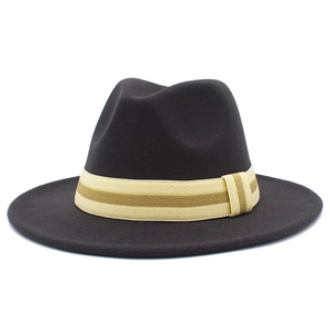Primer plano de sombrero fedora de lana marrón con banda tejida a rayas y detalle de nudo