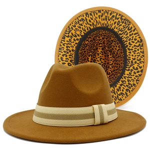 Detalle de sombrero fedora de fieltro caqui con forro de ala con estampado de leopardo