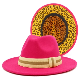 Detalle del sombrero fedora rosa con estampado de leopardo amarillo bajo el ala ancha
