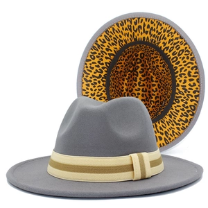 Detalle de sombrero fedora de lana gris con forro de leopardo y cinta de rayas