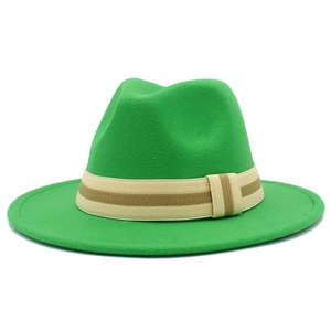Detalle del sombrero fedora de lana verde con una banda texturizada de rayas marrones