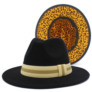 Detalle de sombrero de lana con corona negra, ala con estampado de leopardo y cinta de adorno