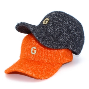 Casquettes de baseball en tricot avec lettre G en strass en gris et orange vif