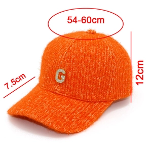 Détail d'une casquette de baseball orange avec logo G en strass et dimensions