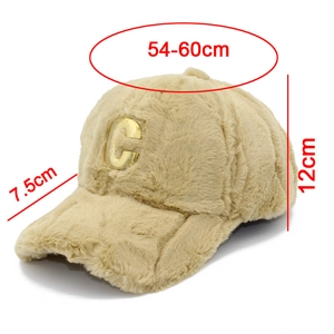 Detaillierte Größentabelle für beige Plüsch-Baseballkappe mit goldenem C-Buchstaben und Maßen