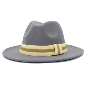 Detalle de sombrero fedora de lana gris con cinta trenzada y ala ancha plana sólida