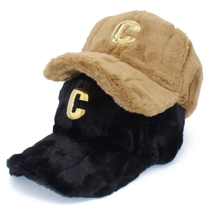Makroaufnahme flauschiger Winter-Basecaps mit luxuriösem goldenem C-Logo und Plüschtextur