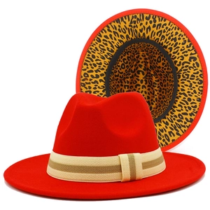 Sombrero fedora de lana roja con forro de leopardo y banda a rayas para mujer