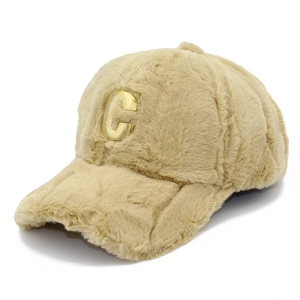 Plüsch Winter Baseballkappe mit goldenem Metallbuchstaben C aus khakifarbenem Webpelz