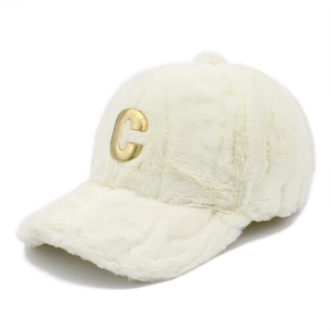 Winterliche Plüsch-Baseballkappe in Cremeweiß mit goldenem C-Metalllogo auf der Front