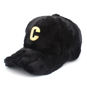 Dicke schwarze Plüsch-Basecap für Damen mit goldenem Metall-C für winterliche Wärme