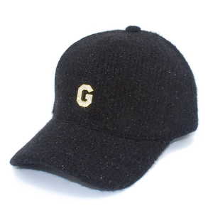Détail du logo G en strass étincelant sur la casquette de baseball en maille noire