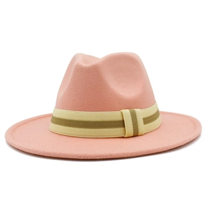 Vista detallada del sombrero fedora de lana rosa con cinta de rayas y decoración de lazo