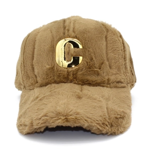 Detailansicht der Teddy-Plüsch-Baseballkappe mit goldenem C-Metall-Dekor für Damen