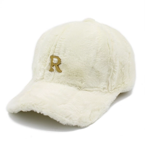 Gorra de béisbol de felpa para mujer con logo R dorado en color beige para invierno chic