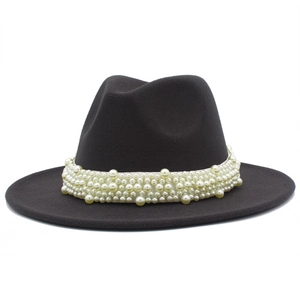 Detalle del sombrero Fedora de lana de ala ancha con elegantes adornos de perlas