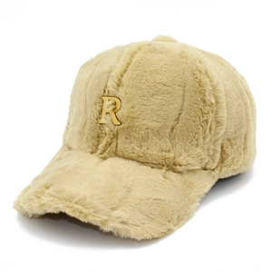 Gorra de béisbol de invierno de felpa para mujer con logotipo dorado letra R en beige