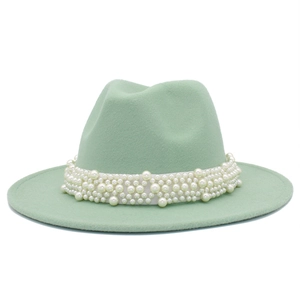 Detalle de elegante sombrero de lana verde menta con encaje blanco y adorno de perlas