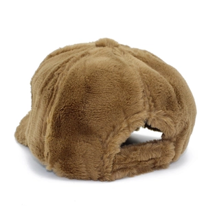 Nahaufnahme der braunen Teddy-Plüschkappe mit weicher Textur und verstellbarem Verschluss