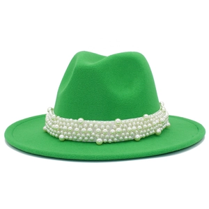 Detalle de sombrero fedora verde de lana con banda de malla y elegantes adornos de perlas