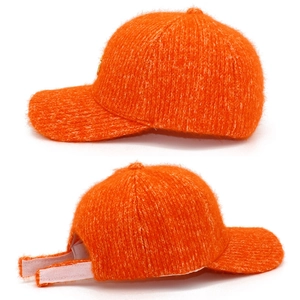 Détail d'une casquette de baseball orange vif en maille avec fermeture velcro blanche au dos