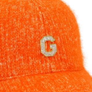 Casquette de baseball en tricot orange vif avec emblème étincelant en strass G
