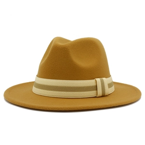 Detalle del sombrero fedora amarillo mostaza con cinta a rayas y textura de fieltro suave